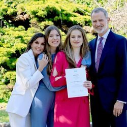 Los Reyes Felipe y Letizia y la Infanta Sofía con la Princesa Leonor tras el acto de graduación en el UWC Atlantic College