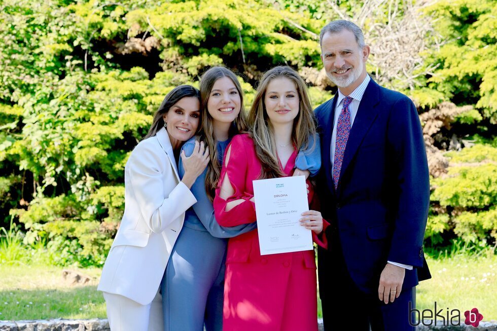 Los Reyes Felipe y Letizia y la Infanta Sofía con la Princesa Leonor tras el acto de graduación en el UWC Atlantic College