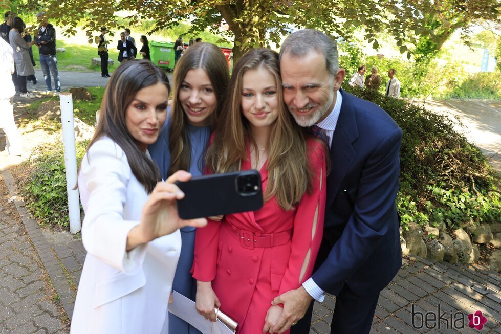 Los Reyes Felipe y Letizia, la Infanta Sofía y la Princesa Leonor haciéndose un selfie en el UWC Atlantic College