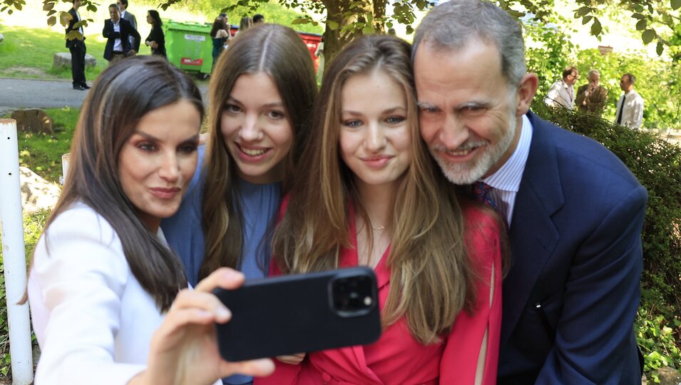 Los Reyes Felipe y Letizia, la Infanta Sofía y la Princesa Leonor haciéndose un selfie en el UWC Atlantic College