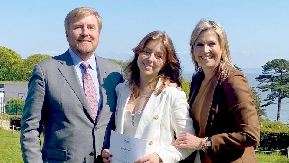 Los Reyes Guillermo y Máxima de Holanda junto a su hija Alexia en su graduación en el el UWC Atlantic College