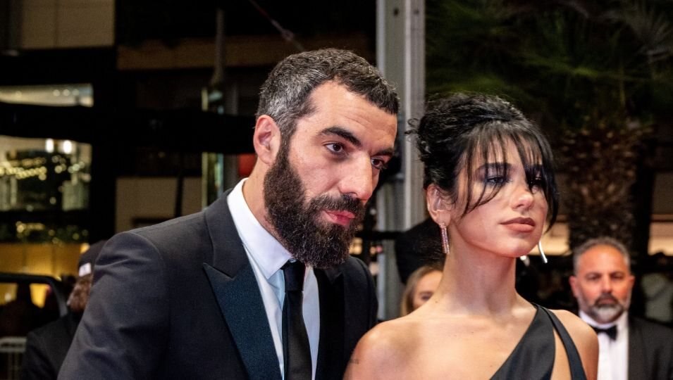 Dua Lipa y Romain Gavras posando juntos por primera vez en el festival de Cannes 2023