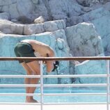 Manu Ríos mojándose en una piscina en Antibes