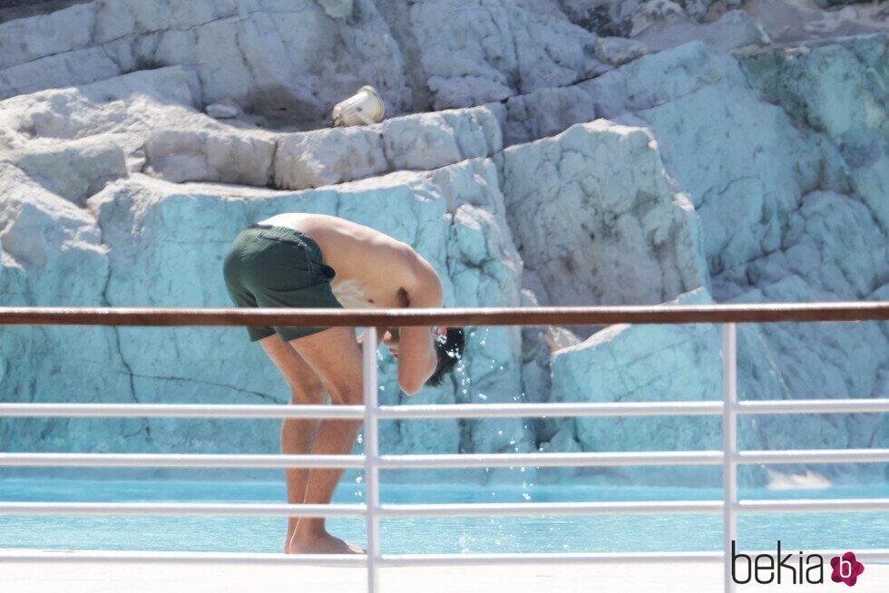 Manu Ríos mojándose en una piscina en Antibes