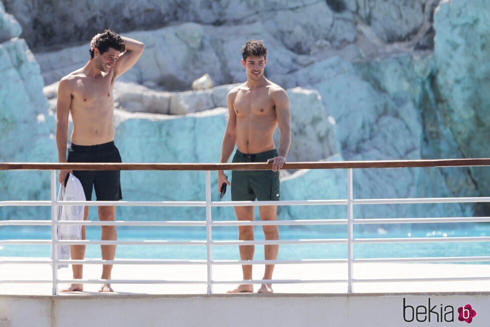 Manu Ríos y Marc Forné con el torso desnudo en Antibes
