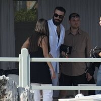 Dua Lipa y Romain Gavras con amigos en Cannes durante el festival de cine