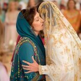 Rajwa besando a su madre en su fiesta de henna previa a su boda