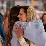 Rajwa y Rania de Jordania se abrazan en la fiesta de henna de Rajwa de Jordania