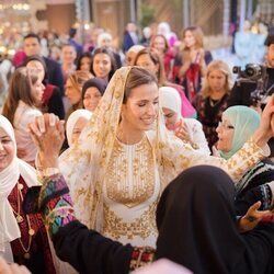 Rajwa de Jordania con velo en su fiesta de henna