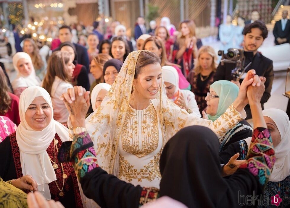 Rajwa de Jordania con velo en su fiesta de henna