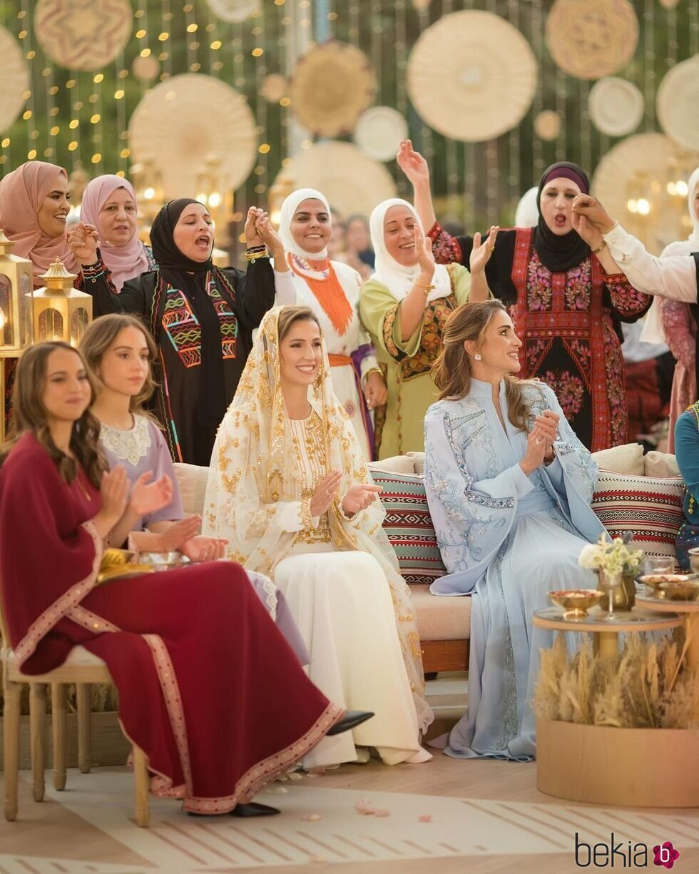 Rajwa de Jordania con Rania de Jordania, Iman de Jordania y Salma de Jordania en su fiesta de henna