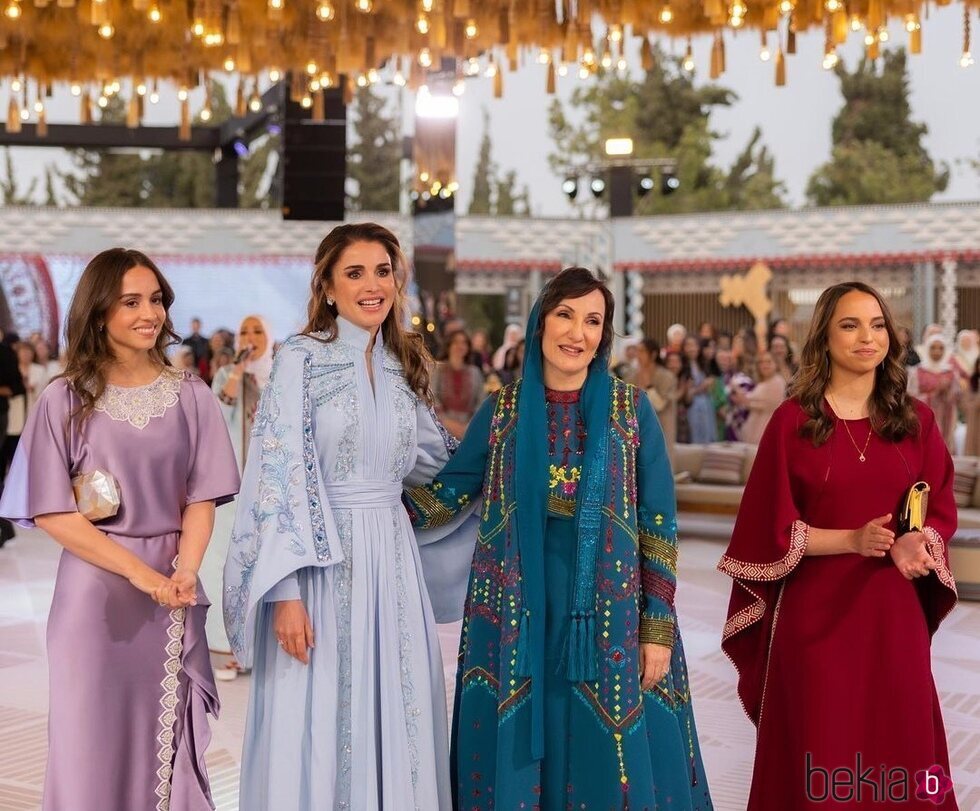 Rania de Jordania, Iman y Salma de Jordania y la madre de Rajwa Al Saif en la fiesta de henna de Rajwa de Jordania