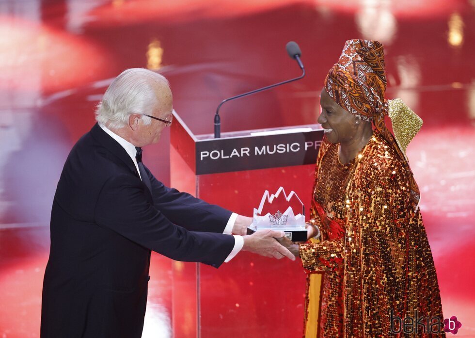 Carlos Gustavo de Suecia entrega el Premio Polar 2023 a Angelique Kidjo