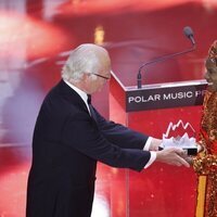 Carlos Gustavo de Suecia entrega el Premio Polar 2023 a Angelique Kidjo