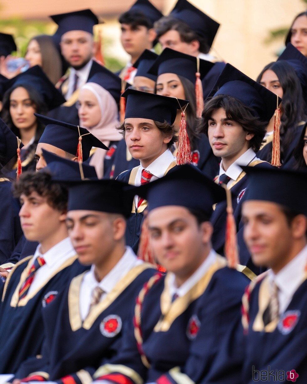 Hashem de Jordania en su graduación con sus compañeros