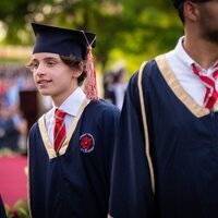 Hashem de Jordania con toga y birrete en su graduación