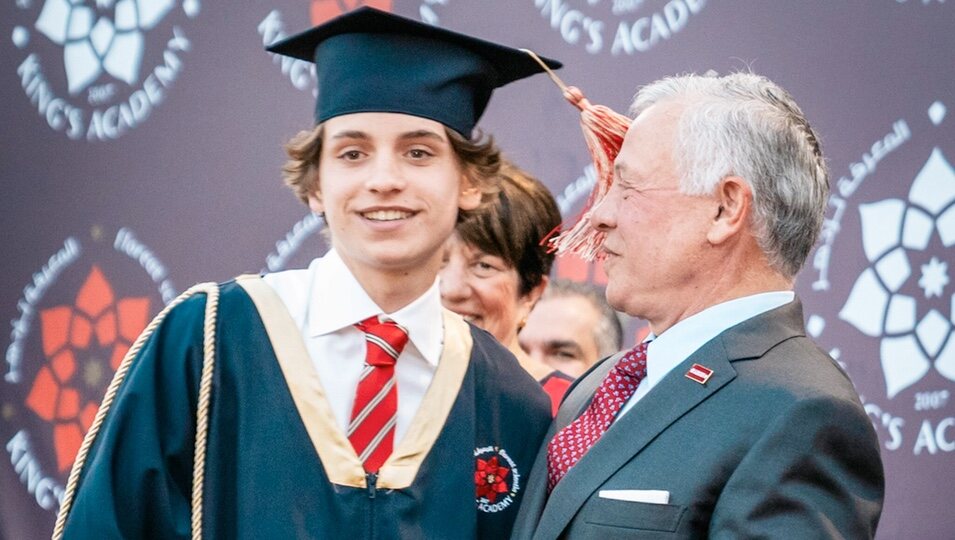 Hashem de Jordania con su padre en su graduación