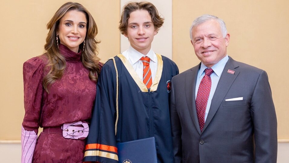 Abdalá y Rania de Jordania con su hijo Hashem en la graduación de Hashem de Jordania