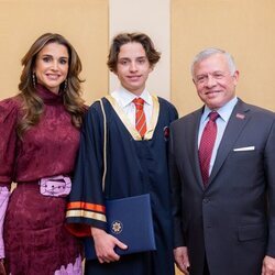 Abdalá y Rania de Jordania con su hijo Hashem en la graduación de Hashem de Jordania