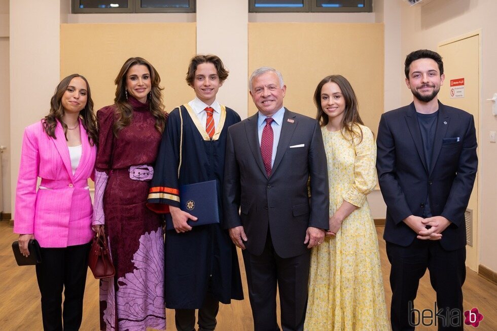 Hashem de Jordania con sus padres y hermanos en su graduación
