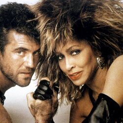 Tina Turner y Mel Gibson en una imagen promocional de 'Mad Max Beyond Thunderdome'