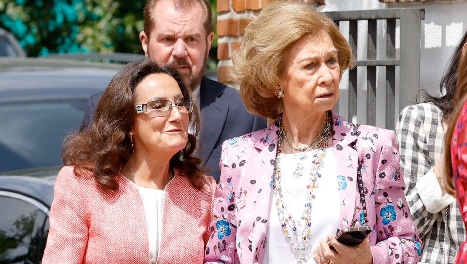 La Reina Sofía y Paloma Rocasolano cogidas del brazo en la Confirmación de la Infanta Sofía