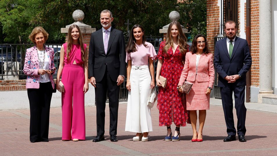 Los Reyes Felipe y Letizia, Leonor y Sofía, la Reina Sofía, Jesús Ortiz y Paloma Rocasolano en la Confirmación de la Infanta Sofía