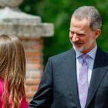 El Rey Felipe VI sonríe a la Infanta Sofía en la Confirmación de la Infanta Sofía