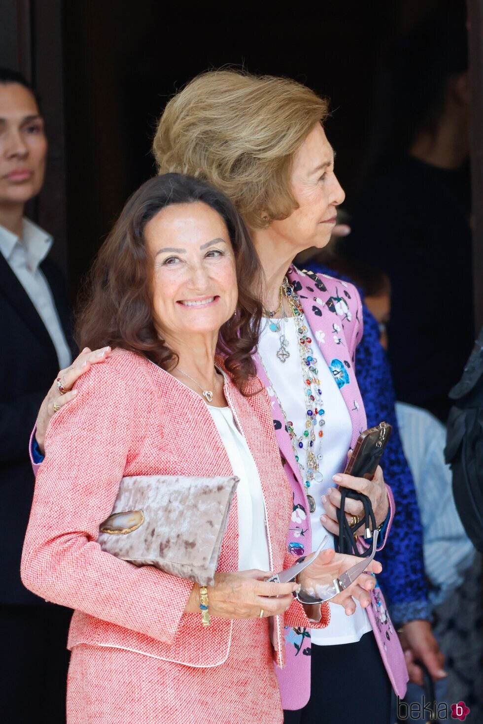 Paloma Rocasolano y la Reina Sofía, agarradas en la Confirmación de la Infanta Sofía