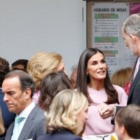 Los Reyes Felipe y Letizia y la Reina Sofía hablando en la Confirmación de la Infanta Sofía