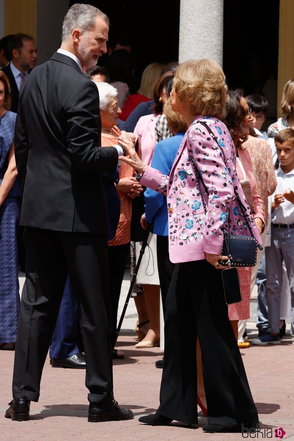 El Rey Felipe VI y la Reina Sofía hablando en la Confirmación de la Infanta Sofía