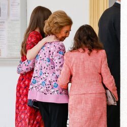 La Princesa Leonor agarra a la Reina Sofía en la Confirmación de la Infanta Sofía