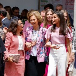 La Reina Sofía agarrada de la Reina Letizia y Paloma Rocasolano en la Confirmación de la Infanta Sofía