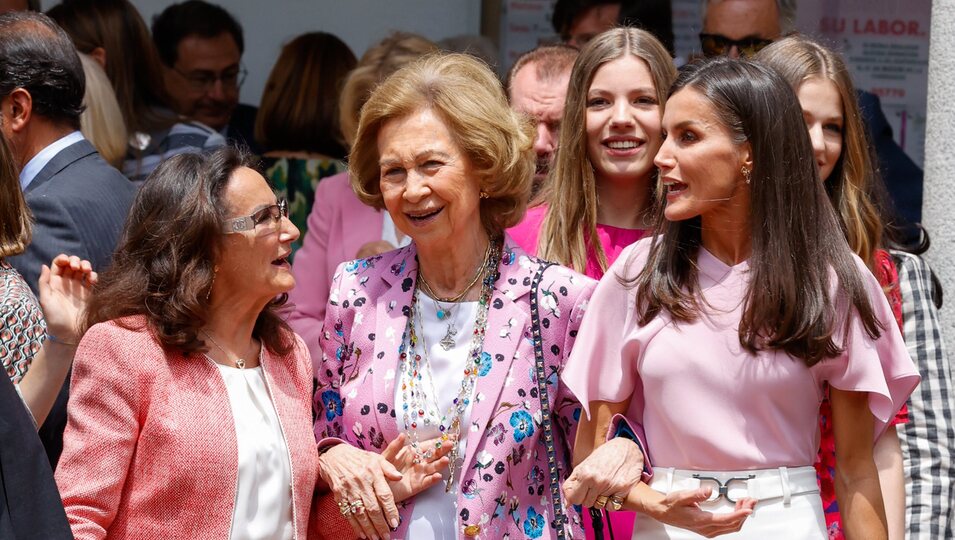 La Reina Sofía agarrada de la Reina Letizia y Paloma Rocasolano en la Confirmación de la Infanta Sofía