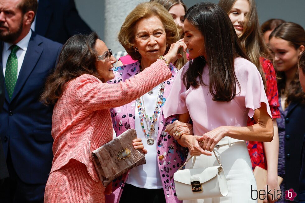 Paloma Rocasolano toca la nariz de la Reina Letizia en la Confirmación de la Infanta Sofía