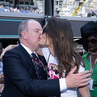 Alberto de Mónaco y Carlota Casiraghi se saludan con un beso en el Gran Premio de Mónaco 2023