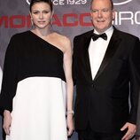 Charlene de Mónaco con el pelo oscuro y Alberto de Mónaco en la cena por el Gran Premio de Mónaco 2023