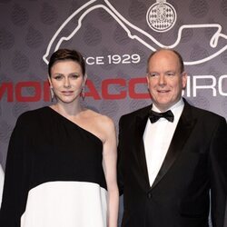 Charlene de Mónaco con el pelo oscuro y Alberto de Mónaco en la cena por el Gran Premio de Mónaco 2023