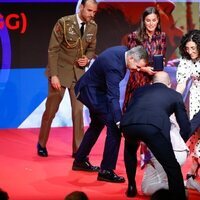 Una mujer se cae al suelo delante de la Reina Letizia en el acto por Día Mundial de la Cruz Roja 2023