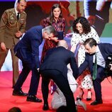 Una mujer se cae al suelo delante de la Reina Letizia en el acto por Día Mundial de la Cruz Roja 2023
