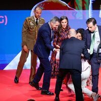 El susto de la Reina Letizia por la mujer que se cayó al suelo en el acto por Día Mundial de la Cruz Roja 2023