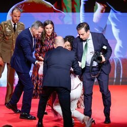 El susto de la Reina Letizia por la mujer que se cayó al suelo en el acto por Día Mundial de la Cruz Roja 2023