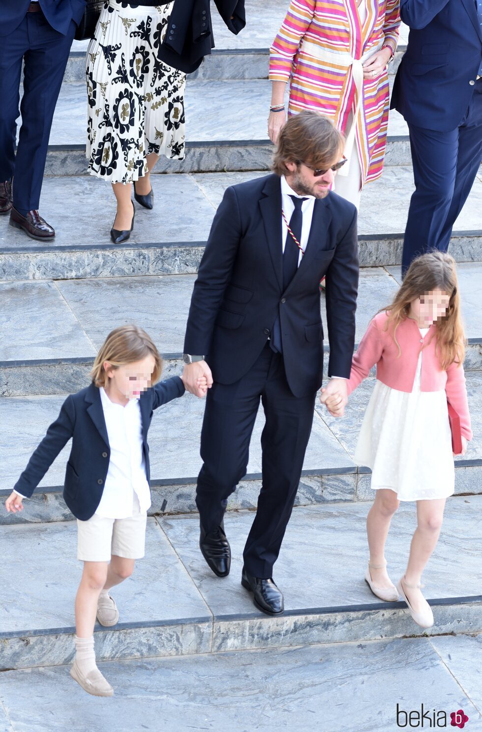 Rosauro Varo con sus hijos Olivia y Mateo en la entrega de las Medallas de Sevilla 2023