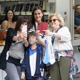 La Reina Letizia se hace fotos con los viandantes en la Feria del Libro de Madrid 2023
