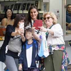 La Reina Letizia se hace fotos con los viandantes en la Feria del Libro de Madrid 2023