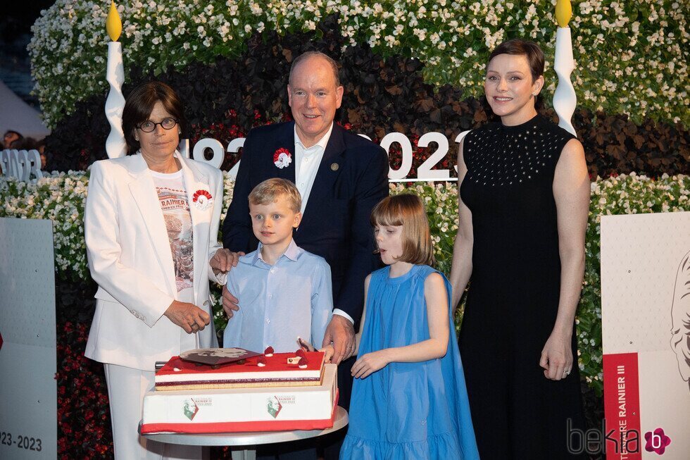 Alberto y Charlene de Mónaco y sus hijos y Estefanía de Mónaco en el centenario de Rainiero de Mónaco
