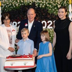 Alberto y Charlene de Mónaco y sus hijos y Estefanía de Mónaco en el centenario de Rainiero de Mónaco