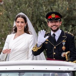 Hussein y Rajwa de Jordania en la procesión nupcial tras celebrar la boda