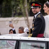 Rajwa y Hussein de Jordania saludan al pueblo tras celebrar su boda