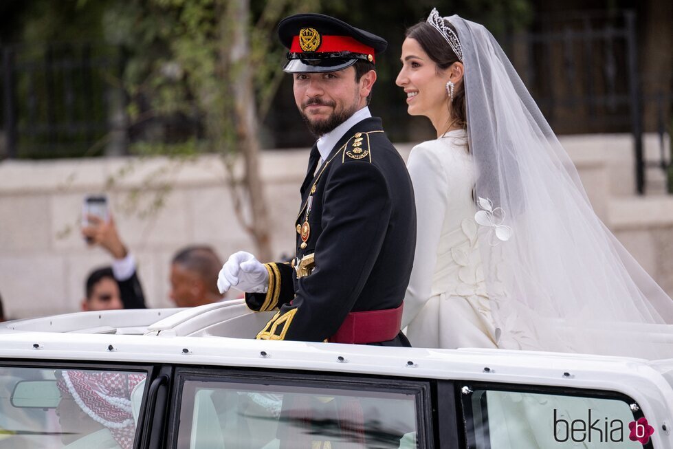 Rajwa y Hussein de Jordania saludan al pueblo tras celebrar su boda